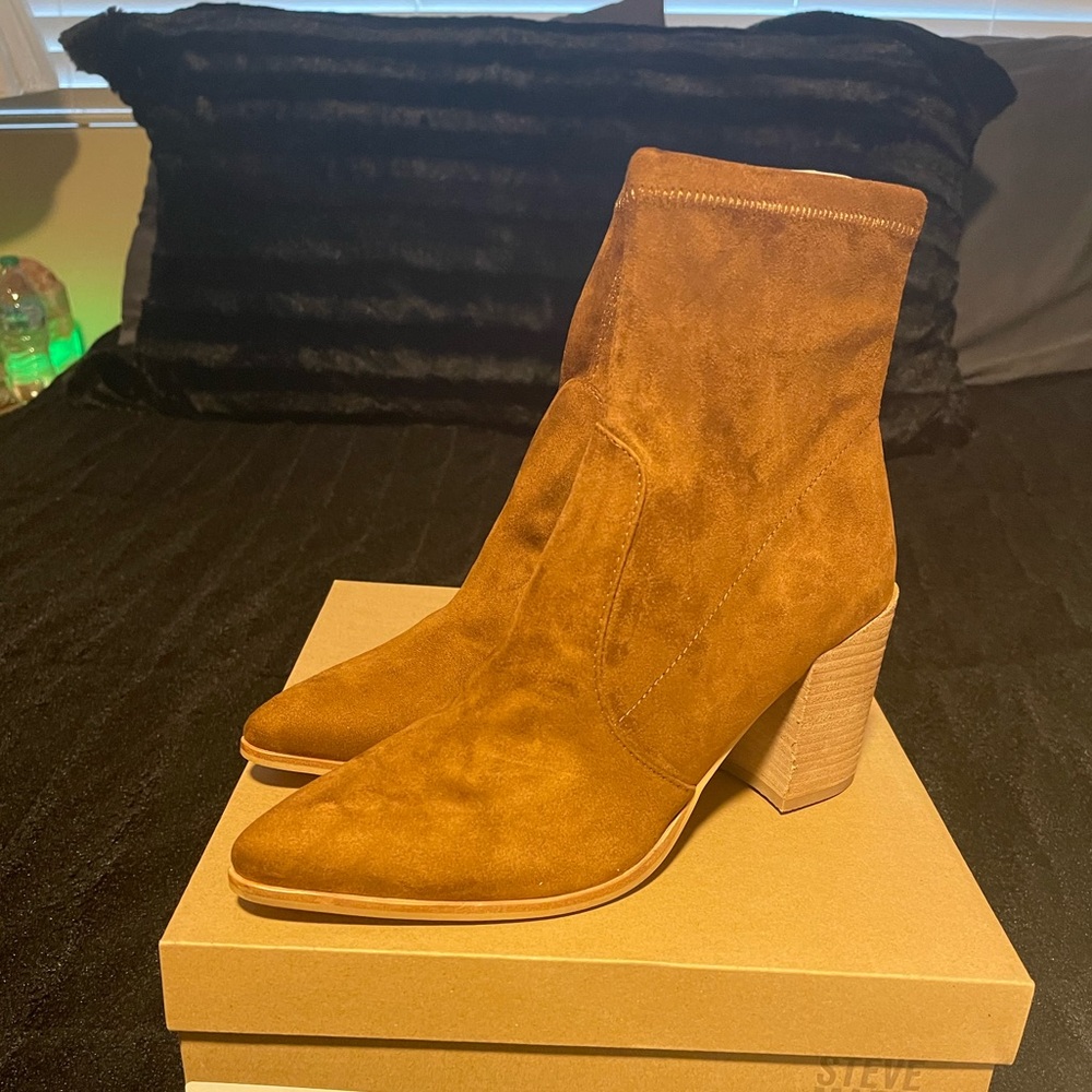 Brand New never worn Steve Madden 
Cognac Viperr Bootie SZ 10